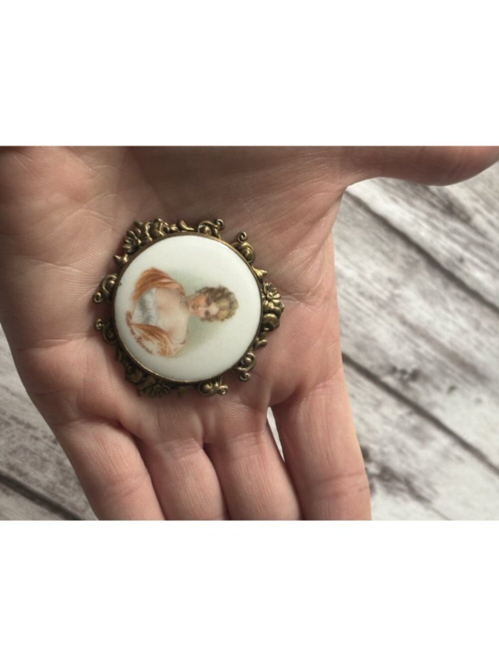 Antique Vintage Porcelain Portrait Pin Brooch Beautiful Lady Ornate Metal Edge - Picture 9 of 9